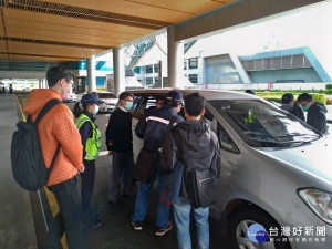 針對白牌車可能成為新冠肺炎防疫漏洞，桃園市組聯合稽查小組，加強擴大取締違法的白牌計程車。