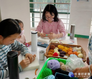 玩羊毛氈很有趣。林重鎣翻攝