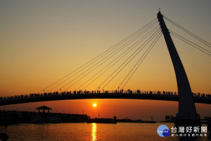 在春暖花開、蟲鳴鳥叫的初春時節，走訪漁人碼頭賞景看夕陽，讓你細細品味淡水漁人碼頭的美好