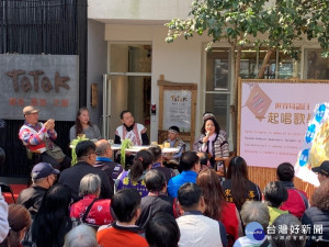 原民局於位在新店的TaTak原住民族文創聚落平臺，舉辦「一起唱歌學族語」活動。市長侯友宜到場與大家一起學習原住民族語歌