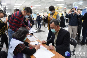 澎湖港埠設置居家檢疫報到站　賴峰偉親自模擬報到流程