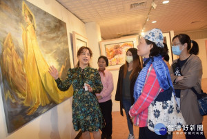 

美女藝術家丘璦珍在大甲三寶館展出「珍愛媽祖－丘璦珍水彩油畫創作個展」，她在場為觀眾解說媽祖神蹟及如何畫出夢中莊嚴慈祥的媽祖作品。（記者陳榮昌攝）

