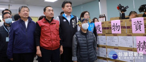 侯友宜23日到校園防疫物資發放中心新莊國小視察，關心整體學校防疫物資數量及配發作業動線，確保在開學前學校需求的物資能順利到位，讓學校防疫無後顧之憂