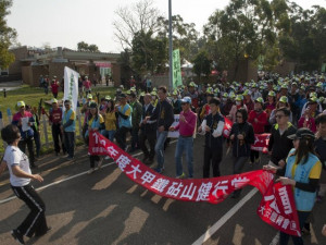 
市議員吳敏濟昨日假鐵砧山舉辦健行賞櫻活動，千人熱情參與，不少父母子女邊走賞櫻、談天歌唱，顯出天倫親情之樂。（記者陳榮昌攝）

