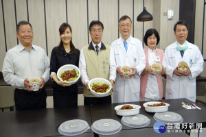台南新化在地企業送豬腳麵線打氣。