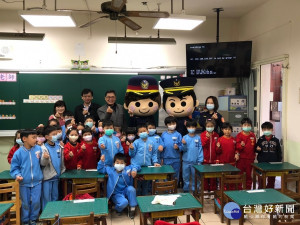 婦幼警察隊與各分局於25日同步執行開學日「護童專案」，確保開學日學童的安全無虞。

