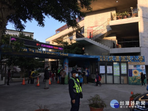 開學首日，龍潭警分局編排警力於龍潭區各國中、小學門口加強交通疏導及取締勸導違規停車。

