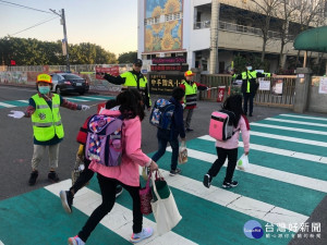 中壢警方開學日啟動護童專案，確保校園周邊交通順暢、治安平穩。