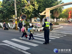 開學日防疫　枋寮警護童不缺席（圖／枋寮分局）