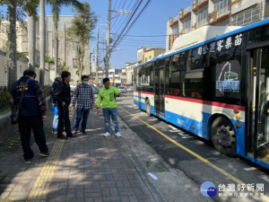 


大甲高中校外中山路密集八條公車路線未設置候車亭，二十五日市議員施志昌邀集相關民代、官員會勘後，預定下半年可完成候車亭供乘客使用。（記者陳榮昌攝）