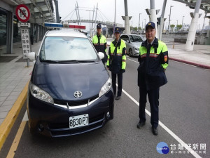 三天假期烏日警方在高鐵台中站進行交通管制。林重鎣攝