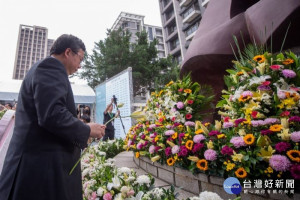 鄭市長於紀念碑前獻花

