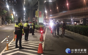 海山警分局27日及28日連續兩晚執行擴大臨檢勤務，針對轄內KTV、旅館、網咖等易聚集特定場所，配合周邊聯外道路實施路檢，落實可疑人車盤查