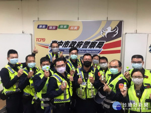 企業捐警方消毒液。林重鎣攝 