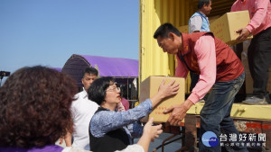 偏鄉物資行動配送首航從彰化芳苑，縣長王惠美參與搬運捐贈物資行動。