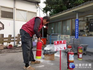 動保員黃敏健說，操作滅火器依照「拉、瞄、壓、掃」此口訣，冷靜正確操作滅火器，以避免危險發生