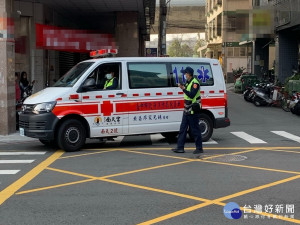 警消將女子送醫。林重鎣攝