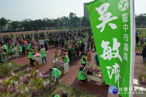 

市議員吳敏濟昨日承辦第十年北台中聯合贈苗活動，一千五百名民眾宛如一條條長龍般的排隊，等待索取樹苗。（記者陳榮昌攝）
