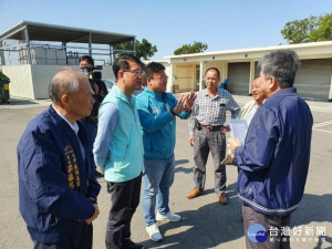 
大甲殯儀館火化場舊館小靈堂老舊 市議員施志昌與王立任二日聯合舉辦會勘研商改善方案，臺中市生命禮儀管理在場處允諾用二百五十萬經費改善，之後再請建築師公會一同協助申請建照與使照。（記者陳榮昌攝）
