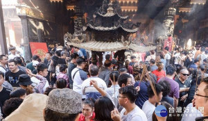 對於陸續有廟宇停止供香，北港武德宮秉持一貫信念，堅持提倡燒好香敬神佛，每年大手筆採購兩萬斤的上乘沉香，免費與信眾結緣。
