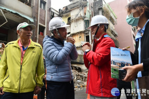 市長侯友宜3日視察蘆洲區民義段海砂屋都更拆除，並表揚自主更新會理事長劉有祺，頒發「海砂自主更新諮詢顧問」聘書，堪稱自主都更典範