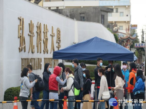 

弘光科技大學開學日，為防範嚴重特殊傳染性肺炎，在學校入口嚴格執行體溫量測。（記者陳榮昌攝）
