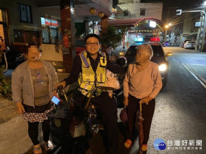 婦人外出迷途　暖警協助返家（圖／東港分局）