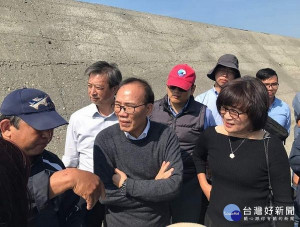 箔子寮漁港航道因外海沙洲變遷導致嚴重淤積，影響漁船進出甚鉅，立委蘇治芬邀農委會副主委陳添壽及漁業署等現勘，針對疏浚工法研議解決對策。