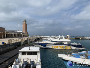 澎湖縣旅遊處已協調各鄉市公所要求15艘契約交通船在旅客上船前量體溫。（圖／澎湖縣政府）