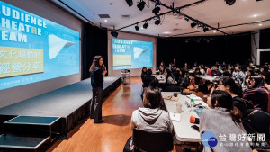 台中國家歌劇院辦理2019NTT學苑，副總監翁虹為學員上課。（圖/台中國家歌劇院）