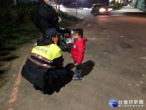 5歲的男童，站在魚池旁圍籬嚎啕大哭，李、游2員趕緊上前安撫男童情緒

