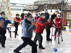 侯友宜到泰山大科社區照顧關懷據點，關心疫情期間活動情形，發現社區不僅教導長輩防疫觀念，還運用動健康老師帶領長輩運動，以增強自癒力和免疫力