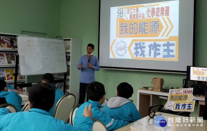 行動化學車5日開進萬里國中，因應防範新冠肺炎疫情，活動主題緊扣防疫觀念宣導，現場帶領學生學習如何自製「屬於我的洗手乳」。（圖／記者黃村杉攝）