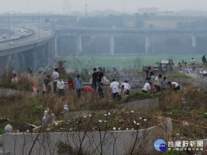 
  元宵節小過年過後，墓地即有民眾掃墓祭拜祖先，往昔此時火警鳥斷，令消防隊來回撲火，疲於奔命。中市婦宣大隊長張鈴雪籲掃墓勿燒雜物冥紙，避免火警發生。（記者陳榮昌攝）
 
 