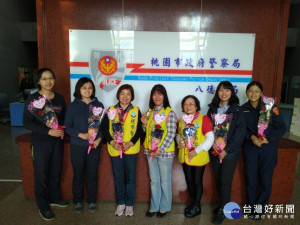 婦女節八德警贈玫瑰花、面膜及巧克力，女警讚實用又開心。

