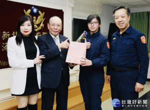 知名化妝品牌集團為感謝警察女性同仁在治安、交通為民服務工作崗位上的付出與辛勞，專程致贈海山分局女性同仁化妝品禮盒，祝婦女節快樂