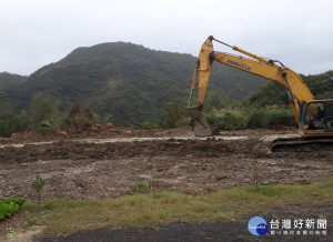 農業局查獲貢寮區遭不肖業者違規傾倒約18,000立方的大量營建土方，經經現場稽查後，除現場查扣3台機具，並將行為人移送地檢署偵辦