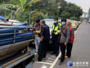 業者正在埋伏地點的對向車道旁停車，隨後下車打開水溝蓋排放水肥，稽查員立即衝到對向車道，將不法業者一舉擒獲