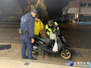 男子深夜機車沒油牽車，幸遇暖警添油助解圍。