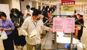 員工餐廳，撤掉用餐區桌椅，改為餐盒外帶供應