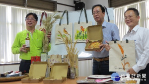學甲區農會總幹事李曉軍(左起)及常務監事陳敏男、市府農業局農輔科長郭德偉，宣布學甲小麥產業文化節(14)日登場。