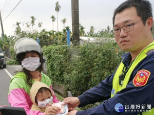 屏警拾獲金錢　循線主動歸還遺失婦人（圖／里港分局）