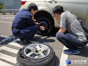 民眾出遊車輛爆胎　熱心警親自示範換胎（圖／枋寮分局）