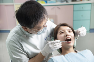 口腔健康與全身健康緊密相關，只要謹守愛牙「檢、刷、線、嚼」四字訣的良好習慣，就能時時保護口腔健康，幫助維持全身健康。（圖／Extra®無糖口香糖提供）