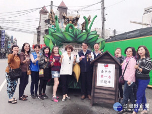 第一名花燈車長駐長億夜市。林重鎣攝