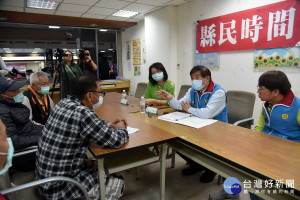 洪秘書長接受民眾的陳情且盡速為民解困。（縣府提供）