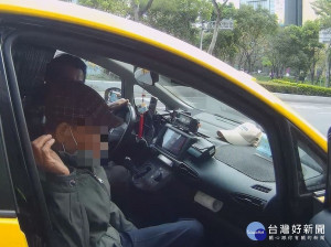 板橋分局員警以M-POLICE警用電腦人臉辨識系統，始查詢出老翁身分，並協助其平安返家。