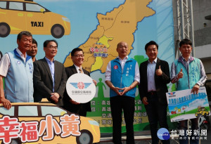 六龜幸福公車小黃啟動　韓國瑜盼暖心接駁拉近城鄉（圖／高雄市政府）