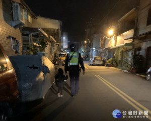 警員牽著走失女童。林重鎣攝