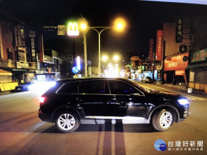 午夜狂按喇叭的車子。林重鎣翻攝 